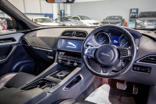 2019 Jaguar F-Pace 2L R-Sport 5dr - Photo 2