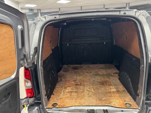 2021 Vauxhall Combo 1.5L Griffin 4dr - Photo 8