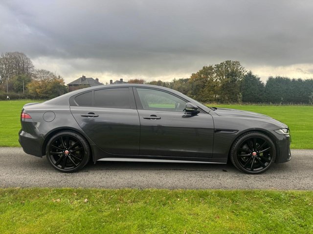 2020 Jaguar Xe 2L R-Dynamic Se 4dr - Photo 2