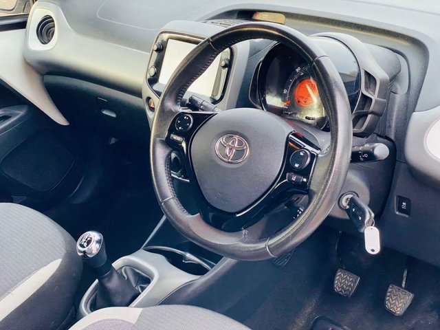 2020 Toyota Aygo 1L X-Play 5dr - Photo 2