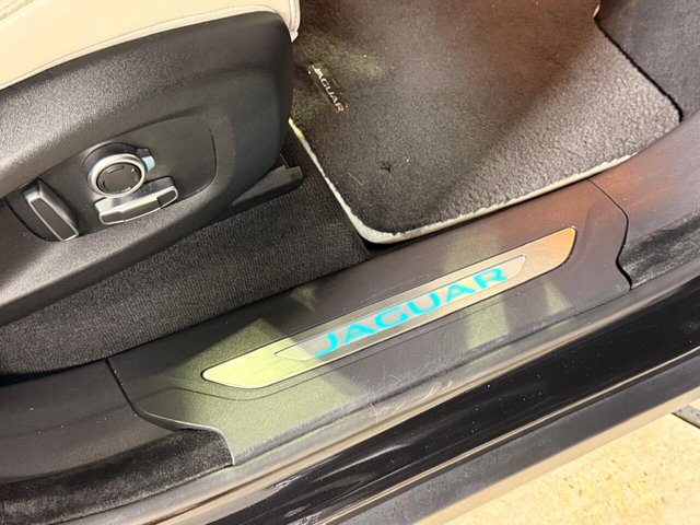 2020 JAGUAR F-PACE - Photo 12