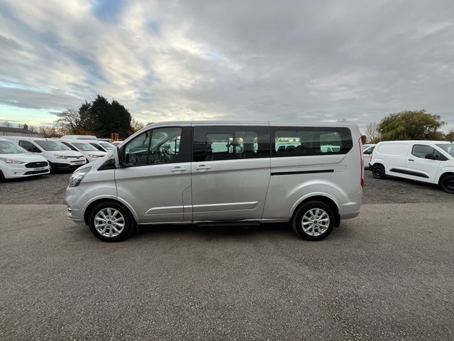 2022 Ford Tourneo Custom 2L Titanium 5dr - Photo 4