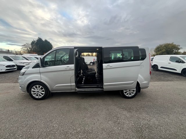 2022 Ford Tourneo Custom 2L Titanium 5dr - Photo 6