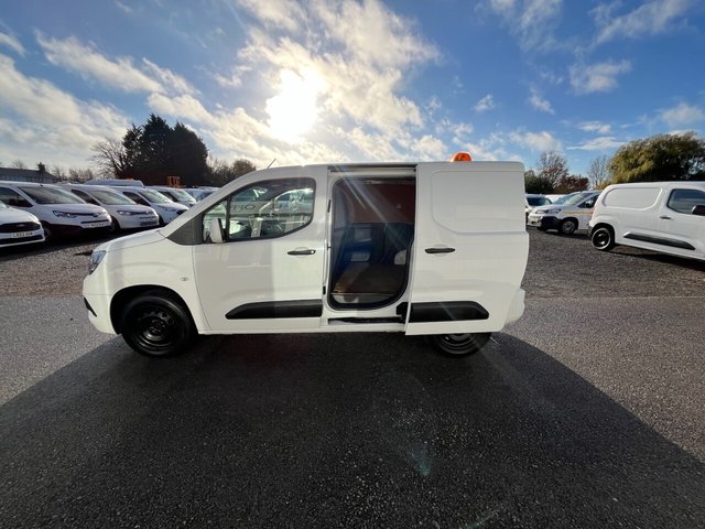 2021 Vauxhall Combo 1.5L Sportive 4dr - Photo 6