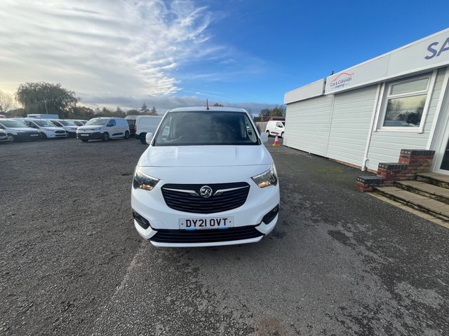 2021 Vauxhall Combo 1.5L Sportive 4dr - Photo 2