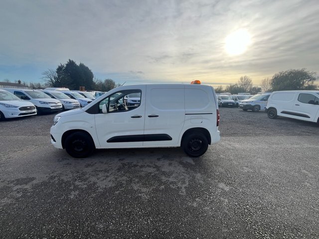2021 Vauxhall Combo 1.5L Sportive 4dr - Photo 4