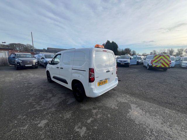 2021 Vauxhall Combo 1.5L Sportive 4dr - Photo 7