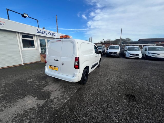 2021 Vauxhall Combo 1.5L Sportive 4dr - Photo 9