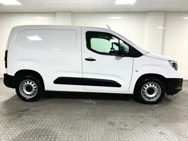 2021 Vauxhall Combo 1.5L Dynamic 4dr - Photo 3