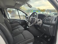 USED 2021 71 RENAULT TRAFIC 2.0 dCi ENERGY 28 Black Edition Van,, Euro 6 ULEZ, Automatic, Cruise, DAB, Bluetooth, A/C, Rear Sensors & Camera, + VAT @ 20%. This 2021 Renault Trafic boasts an MOT valid until September 2026, offering excellent peace of mind for the coming years. This dCi ENERGY 28 Black Edition SWB Standard Roof model is powered by an efficient 2.0 litre diesel engine, meeting Euro 6 emissions standards. It comes equipped with a rear parking camera and rear parking sensors to assist with manoeuvring, alongside a wide view mirror that includes blind spot assistance. For your entertainment and connectivity, enjoy the DAB radio with Blu