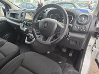 USED 2021 71 RENAULT TRAFIC 2.0 dCi ENERGY 28 Black Edition Van,, Euro 6 ULEZ, Automatic, Cruise, DAB, Bluetooth, A/C, Rear Sensors & Camera, + VAT @ 20%. This 2021 Renault Trafic boasts an MOT valid until September 2026, offering excellent peace of mind for the coming years. This dCi ENERGY 28 Black Edition SWB Standard Roof model is powered by an efficient 2.0 litre diesel engine, meeting Euro 6 emissions standards. It comes equipped with a rear parking camera and rear parking sensors to assist with manoeuvring, alongside a wide view mirror that includes blind spot assistance. For your entertainment and connectivity, enjoy the DAB radio with Blu