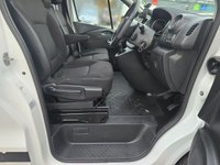 USED 2021 71 RENAULT TRAFIC 2.0 dCi ENERGY 28 Black Edition Van,, Euro 6 ULEZ, Automatic, Cruise, DAB, Bluetooth, A/C, Rear Sensors & Camera, + VAT @ 20%. This 2021 Renault Trafic boasts an MOT valid until September 2026, offering excellent peace of mind for the coming years. This dCi ENERGY 28 Black Edition SWB Standard Roof model is powered by an efficient 2.0 litre diesel engine, meeting Euro 6 emissions standards. It comes equipped with a rear parking camera and rear parking sensors to assist with manoeuvring, alongside a wide view mirror that includes blind spot assistance. For your entertainment and connectivity, enjoy the DAB radio with Blu