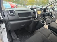 USED 2021 71 RENAULT TRAFIC 2.0 dCi ENERGY 28 Black Edition Van,, Euro 6 ULEZ, Automatic, Cruise, DAB, Bluetooth, A/C, Rear Sensors & Camera, + VAT @ 20%. This 2021 Renault Trafic boasts an MOT valid until September 2026, offering excellent peace of mind for the coming years. This dCi ENERGY 28 Black Edition SWB Standard Roof model is powered by an efficient 2.0 litre diesel engine, meeting Euro 6 emissions standards. It comes equipped with a rear parking camera and rear parking sensors to assist with manoeuvring, alongside a wide view mirror that includes blind spot assistance. For your entertainment and connectivity, enjoy the DAB radio with Blu