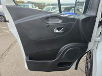 USED 2021 71 RENAULT TRAFIC 2.0 dCi ENERGY 28 Black Edition Van,, Euro 6 ULEZ, Automatic, Cruise, DAB, Bluetooth, A/C, Rear Sensors & Camera, + VAT @ 20%. This 2021 Renault Trafic boasts an MOT valid until September 2026, offering excellent peace of mind for the coming years. This dCi ENERGY 28 Black Edition SWB Standard Roof model is powered by an efficient 2.0 litre diesel engine, meeting Euro 6 emissions standards. It comes equipped with a rear parking camera and rear parking sensors to assist with manoeuvring, alongside a wide view mirror that includes blind spot assistance. For your entertainment and connectivity, enjoy the DAB radio with Blu