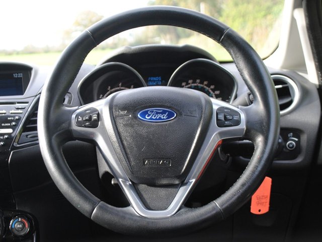 2013 62 FORD FIESTA 1.6 Titanium Hatchback 5dr Petrol Powershift Euro 5 (105 ps) - Photo 5