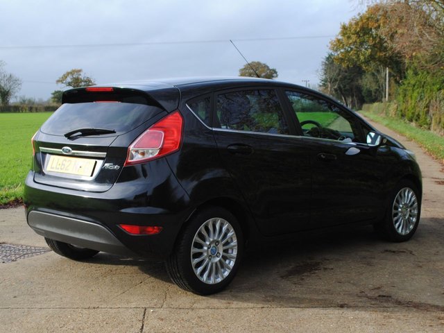 2013 62 FORD FIESTA 1.6 Titanium Hatchback 5dr Petrol Powershift Euro 5 (105 ps) - Photo 2