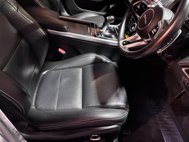 2021 JAGUAR XE 2.0 D200 MHEV R-Dynamic Black Saloon 4dr Diesel Auto Euro 6 (s/s) (204 ps) 19" Gloss Black Alloys. Camera - Photo 12