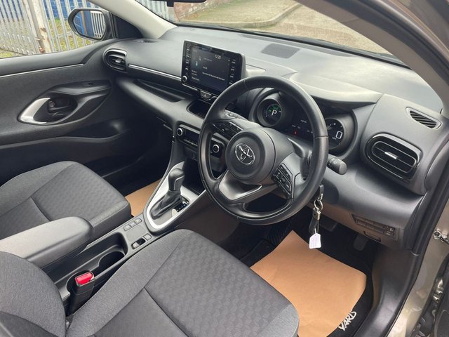 2021 TOYOTA YARIS 2021 1.5 VVT-h Design Hatchback 5dr Petrol Hybrid E-CVT Euro 6 (s/s) (116 ps) - Photo 2