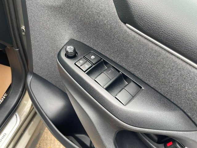 2021 TOYOTA YARIS 2021 1.5 VVT-h Design Hatchback 5dr Petrol Hybrid E-CVT Euro 6 (s/s) (116 ps) - Photo 6