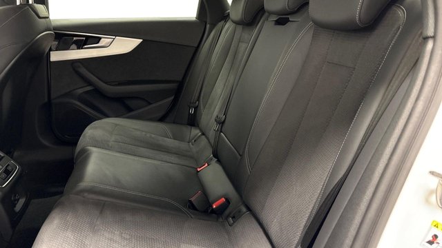 2022 Audi A4 2L S Line 4dr - Photo 4