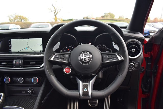 2023 Alfa Romeo Stelvio 2.9L Quadrifoglio 5dr - Photo 10