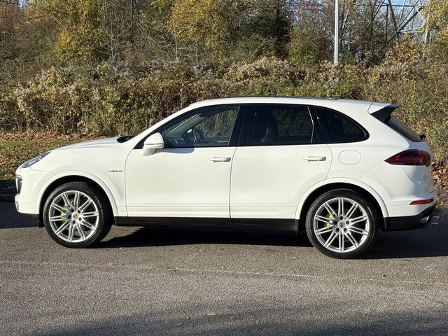 2017 PORSCHE CAYENNE - Photo 2