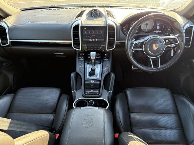 2017 PORSCHE CAYENNE - Photo 9
