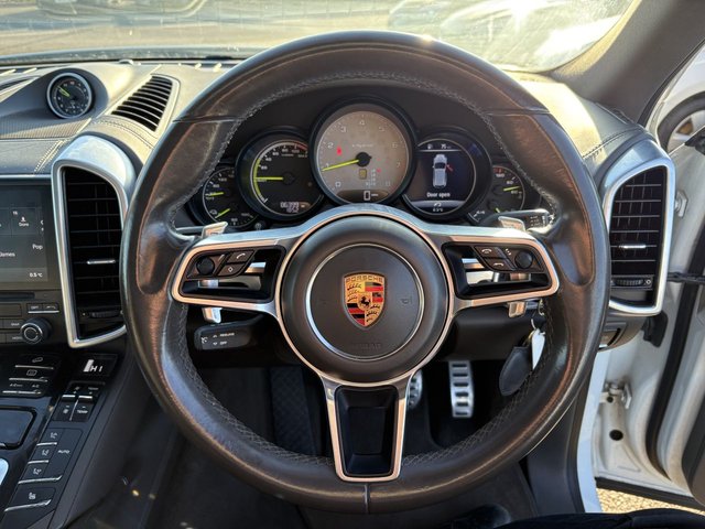 2017 PORSCHE CAYENNE - Photo 12