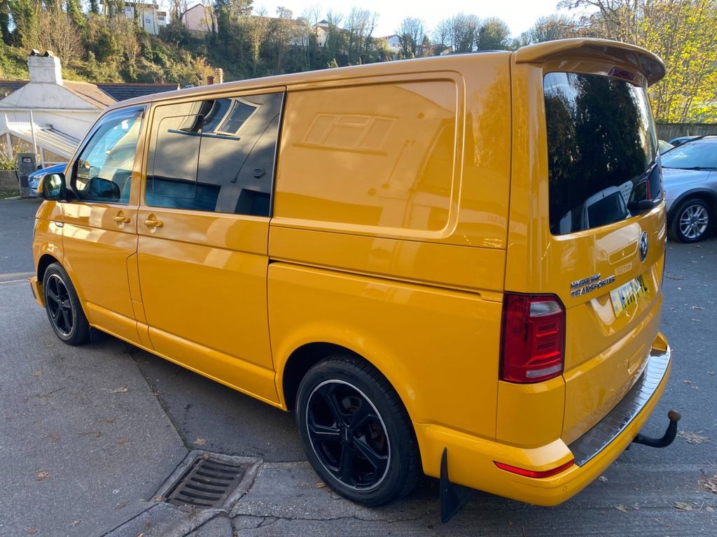 USED 2017 17 VOLKSWAGEN TRANSPORTER 2.0 BiTDI T32 BlueMotion Tech Highline Kombi Double Cab 5dr Diesel DSG FWD SWB Euro 6 (s/s) (204 ps) DEMO PLUS ONE OWNER TOP SPEC