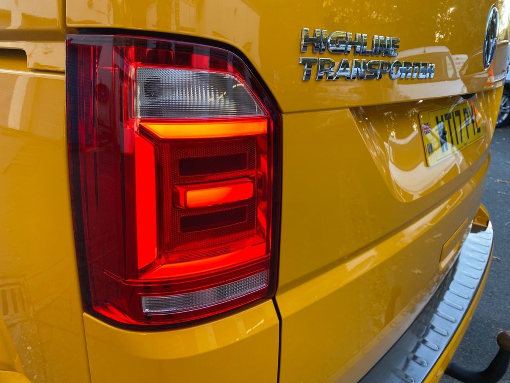 USED 2017 17 VOLKSWAGEN TRANSPORTER 2.0 BiTDI T32 BlueMotion Tech Highline Kombi Double Cab 5dr Diesel DSG FWD SWB Euro 6 (s/s) (204 ps) DEMO PLUS ONE OWNER TOP SPEC