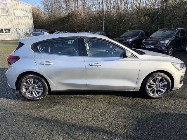 2022 Ford Focus 1L Titanium 5dr - Photo 2