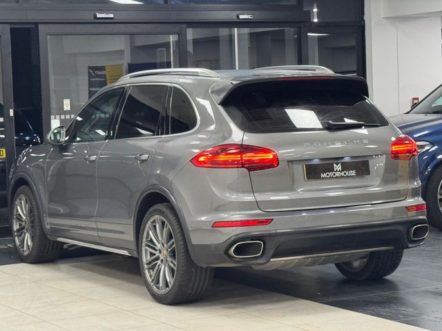2015 PORSCHE CAYENNE - Photo 2