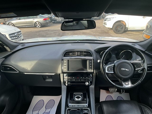 2018 JAGUAR F-PACE - Photo 12