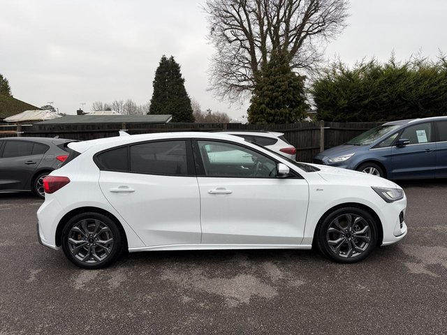 2024 Ford Focus 1L St-Line 5dr - Photo 2