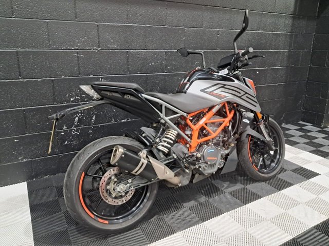 View our KTM 125 DUKE