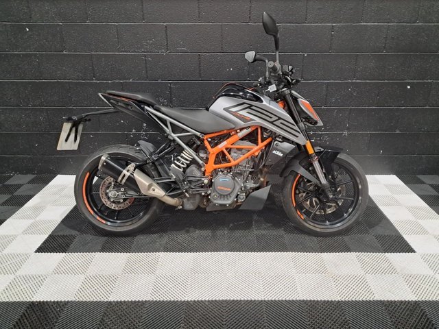 View our KTM 125 DUKE
