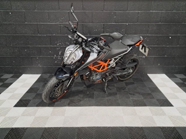 View our KTM 125 DUKE