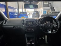 USED 2015 15 VOLKSWAGEN TIGUAN 2.0 TDI BlueMotion Tech R-Line SUV 5dr Diesel Manual 4WD Euro 5 (s/s) (Nav) (140 ps) Front And Rear Parking Sensors, Satellite Navigation, DAB Radio