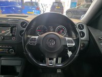 USED 2015 15 VOLKSWAGEN TIGUAN 2.0 TDI BlueMotion Tech R-Line SUV 5dr Diesel Manual 4WD Euro 5 (s/s) (Nav) (140 ps) Front And Rear Parking Sensors, Satellite Navigation, DAB Radio