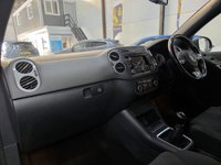 USED 2015 15 VOLKSWAGEN TIGUAN 2.0 TDI BlueMotion Tech R-Line SUV 5dr Diesel Manual 4WD Euro 5 (s/s) (Nav) (140 ps) Front And Rear Parking Sensors, Satellite Navigation, DAB Radio