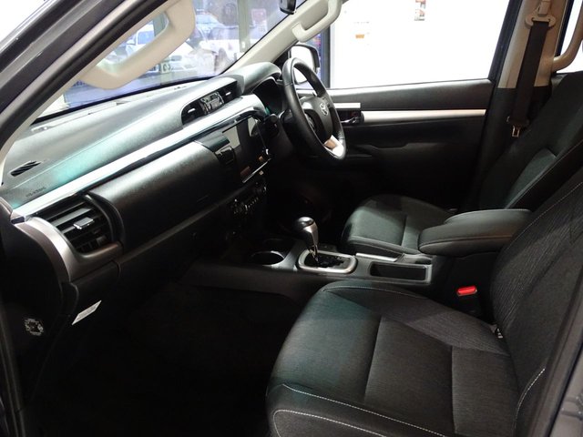2024 Toyota HI-Lux 2.4L Invincible 4dr - Photo 6