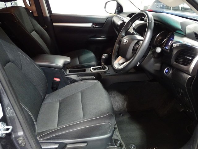 2024 Toyota HI-Lux 2.4L Invincible 4dr - Photo 3