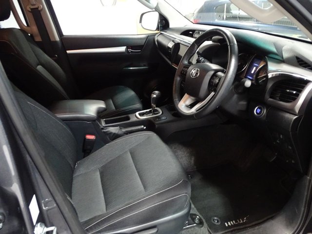 2024 Toyota HI-Lux 2.4L Invincible 4dr - Photo 5