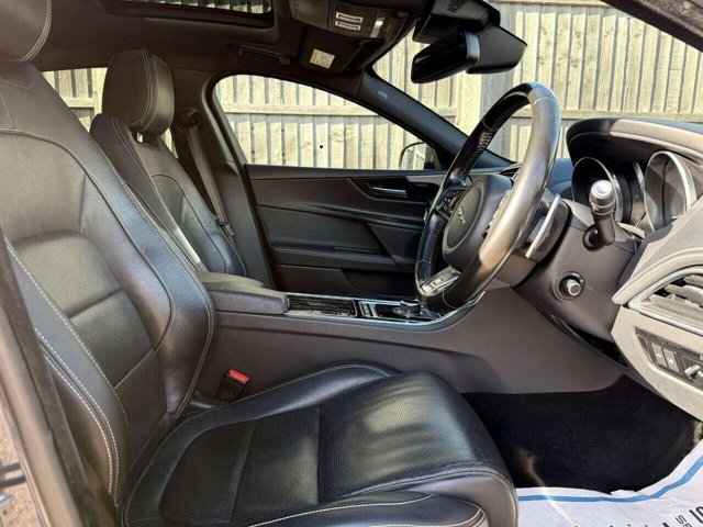 2017 Jaguar Xe - Photo 5