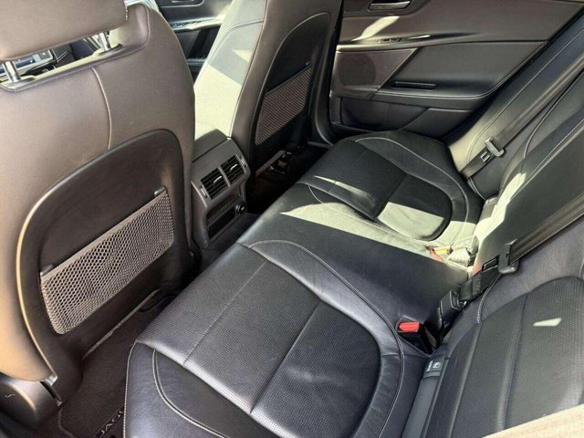 2017 Jaguar Xe - Photo 10