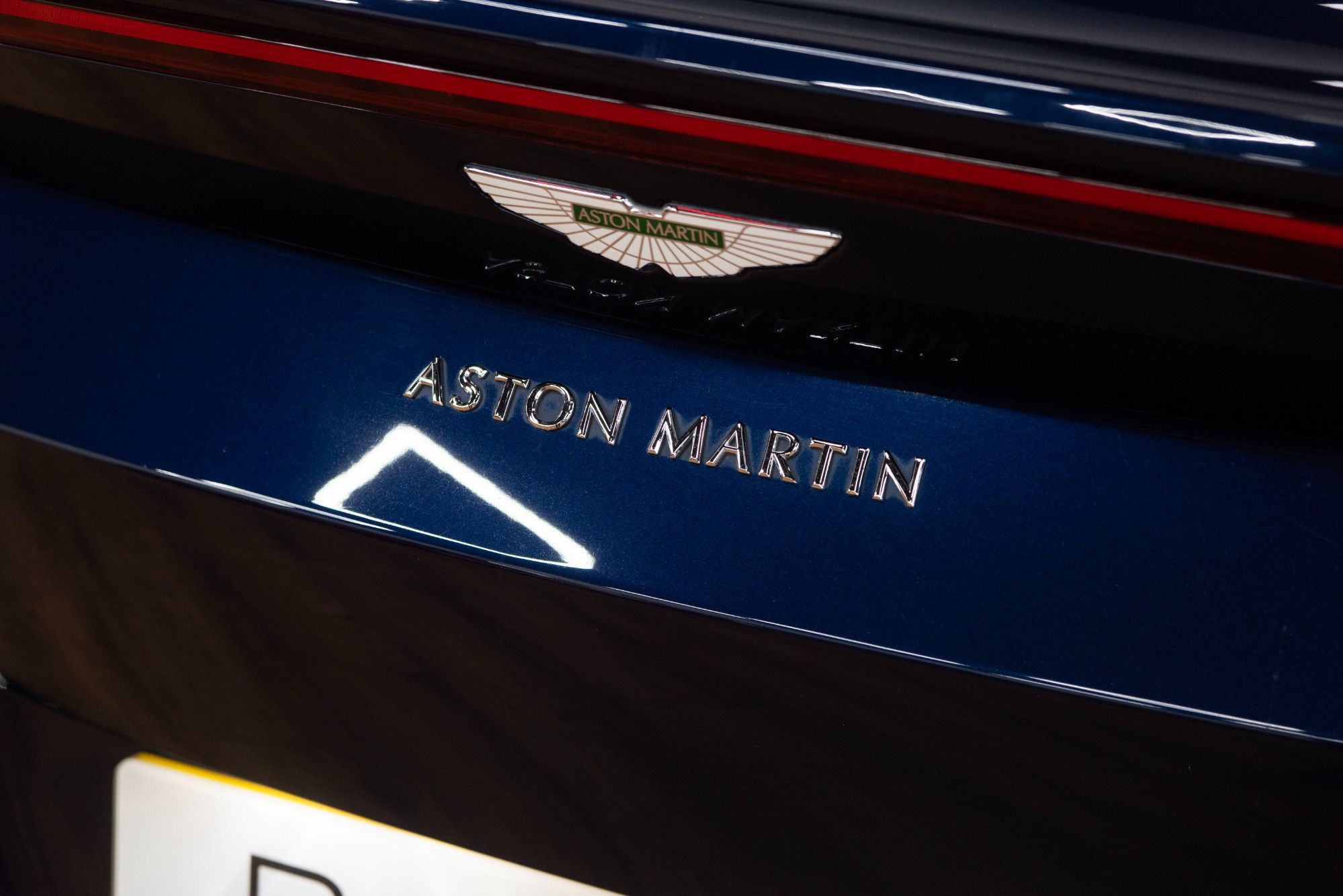 USED 2019 69 ASTON MARTIN VANTAGE 4.0 V8  