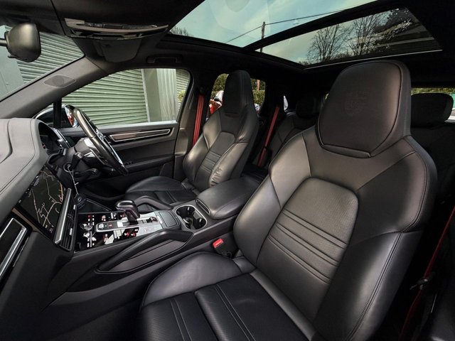 2019 PORSCHE CAYENNE - Photo 2