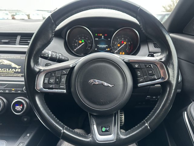 2019 JAGUAR E-PACE - Photo 12