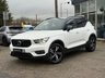 USED 2020 70 VOLVO XC40 2.0 B4 MHEV R-Design SUV 5dr Petrol Hybrid Auto Euro 6 (s/s) (197 ps) Finished in CRYSTAL WHITE MET with contrasting EBONY HEATED LEATHER/ALCANTARA TRIM. This Volvo XC40 is a spacious small SUV with smart styling and a comfortable drive. In short it is a bit of a cracker with a sophisticated look and an upmarket feel. Features include Sat Nav, DAB, B/Tooth, Leather Seats, Power Electric Boot, 18" Alloys, Tints, Cruise and more. Volvo Dealer serviced at 14239 miles, 44913 miles and at 59116 miles.