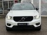 USED 2020 70 VOLVO XC40 2.0 B4 MHEV R-Design SUV 5dr Petrol Hybrid Auto Euro 6 (s/s) (197 ps) Finished in CRYSTAL WHITE MET with contrasting EBONY HEATED LEATHER/ALCANTARA TRIM. This Volvo XC40 is a spacious small SUV with smart styling and a comfortable drive. In short it is a bit of a cracker with a sophisticated look and an upmarket feel. Features include Sat Nav, DAB, B/Tooth, Leather Seats, Power Electric Boot, 18" Alloys, Tints, Cruise and more. Volvo Dealer serviced at 14239 miles, 44913 miles and at 59116 miles.
